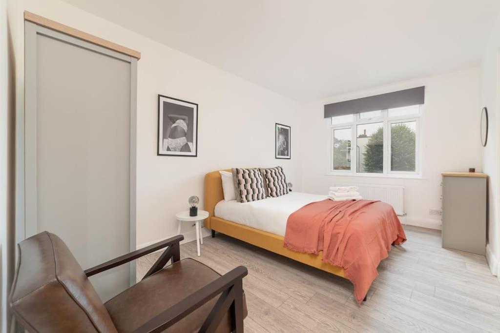 Two Bedroom Apartment By Buonomo Stays Short Lets & Serviced Accommodation In Balham With Balcony London Bagian luar foto