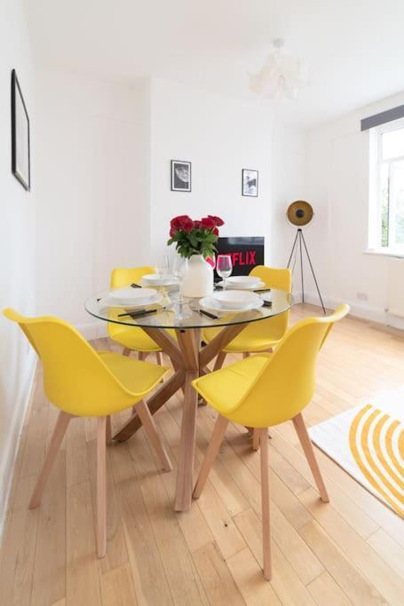 Two Bedroom Apartment By Buonomo Stays Short Lets & Serviced Accommodation In Balham With Balcony London Bagian luar foto