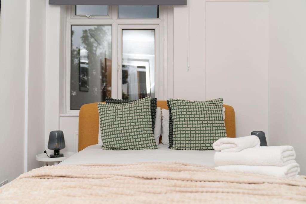Two Bedroom Apartment By Buonomo Stays Short Lets & Serviced Accommodation In Balham With Balcony London Bagian luar foto