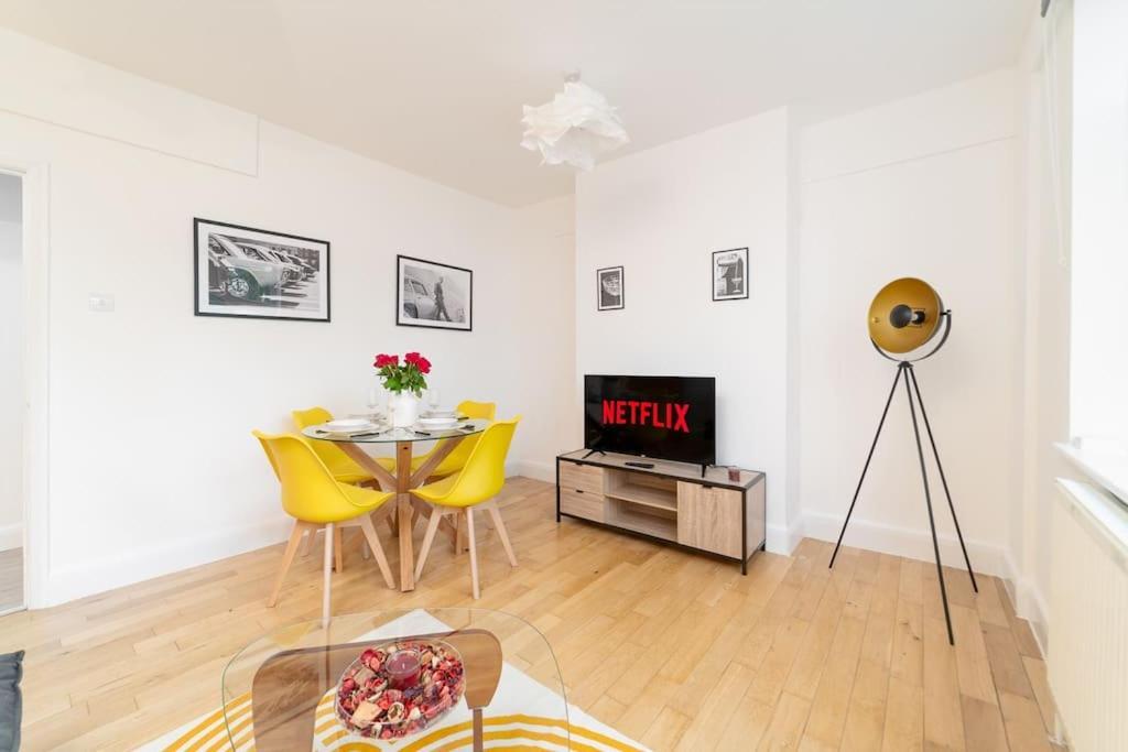 Two Bedroom Apartment By Buonomo Stays Short Lets & Serviced Accommodation In Balham With Balcony London Bagian luar foto
