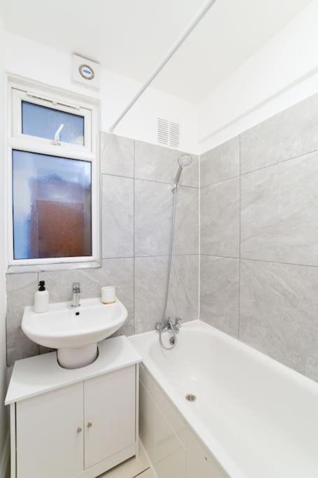Two Bedroom Apartment By Buonomo Stays Short Lets & Serviced Accommodation In Balham With Balcony London Bagian luar foto