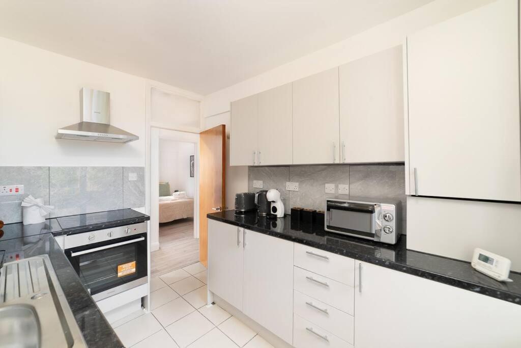 Two Bedroom Apartment By Buonomo Stays Short Lets & Serviced Accommodation In Balham With Balcony London Bagian luar foto