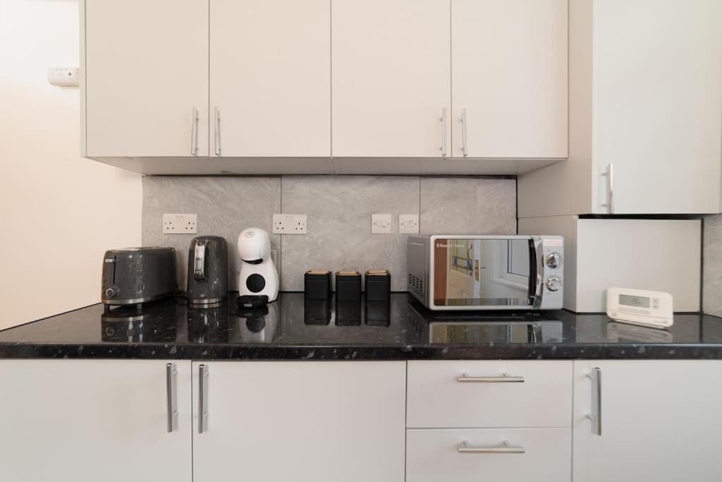 Two Bedroom Apartment By Buonomo Stays Short Lets & Serviced Accommodation In Balham With Balcony London Bagian luar foto