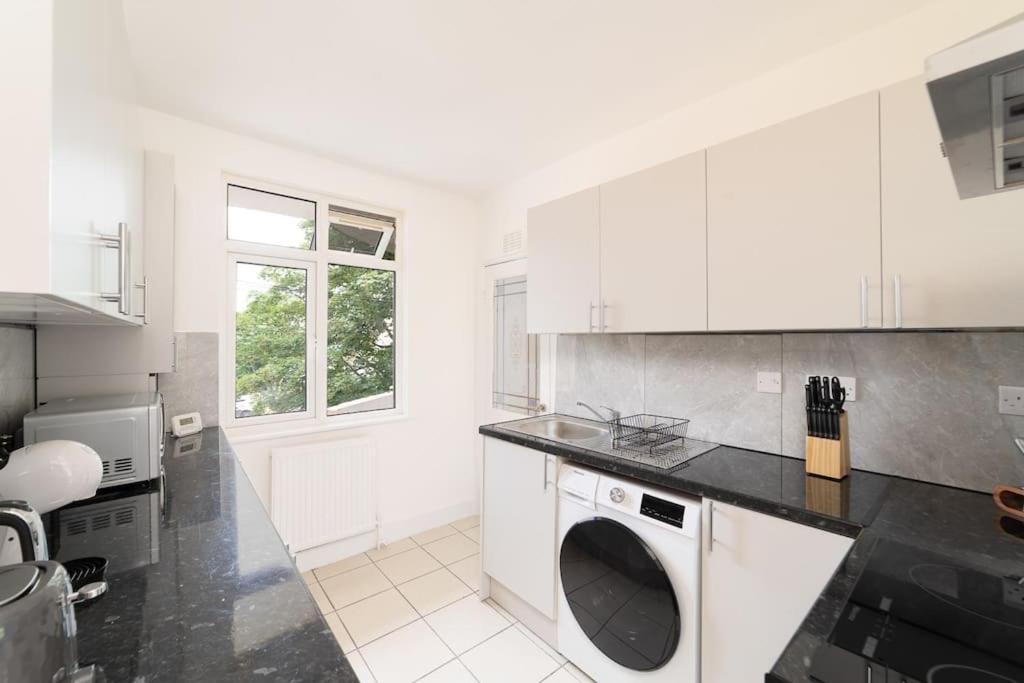 Two Bedroom Apartment By Buonomo Stays Short Lets & Serviced Accommodation In Balham With Balcony London Bagian luar foto