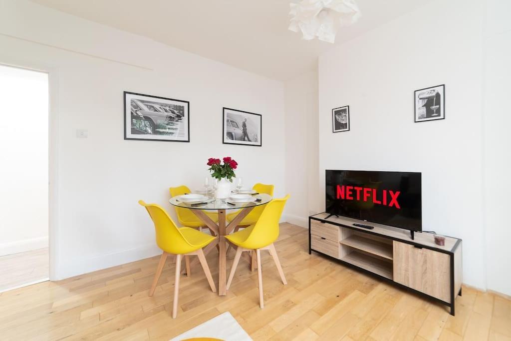 Two Bedroom Apartment By Buonomo Stays Short Lets & Serviced Accommodation In Balham With Balcony London Bagian luar foto